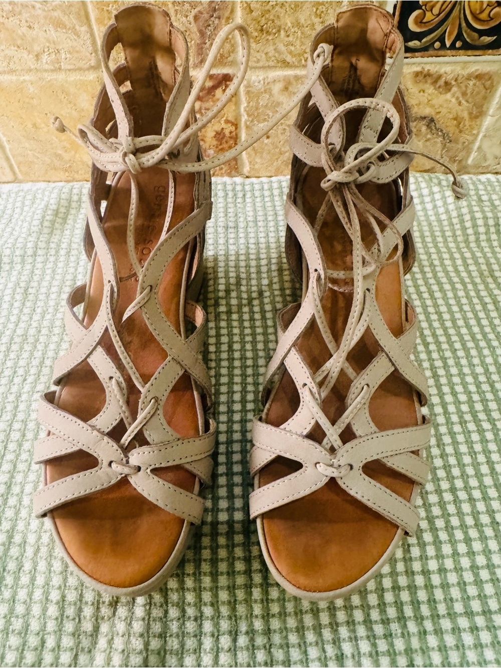 Kenneth Cole Gentle Soles Joy Women’s Lace-Up Crisscross Gladiator Sandal